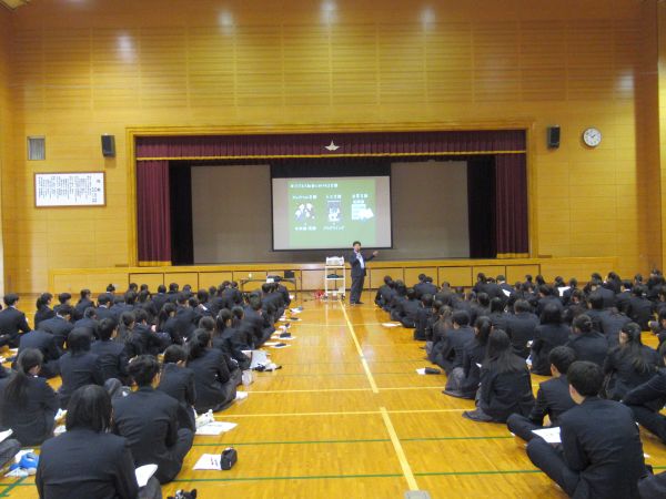 広島県立尾道商業高等学校での講演の様子