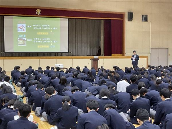 岐阜県立岐阜商業高等学校での講演の様子