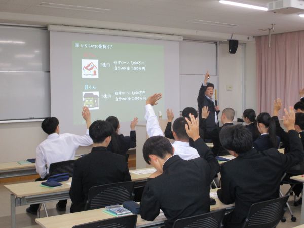 鳥取県立鳥取商業高等学校での講演の様子