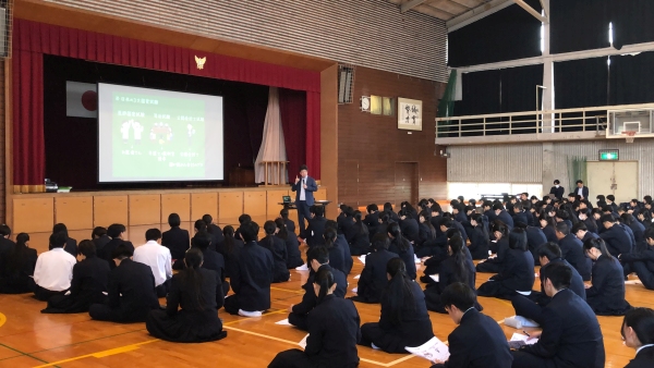 佐賀県立佐賀商業高等学校での講演の様子