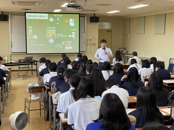 沖縄県立具志川商業高等学校での講演の様子