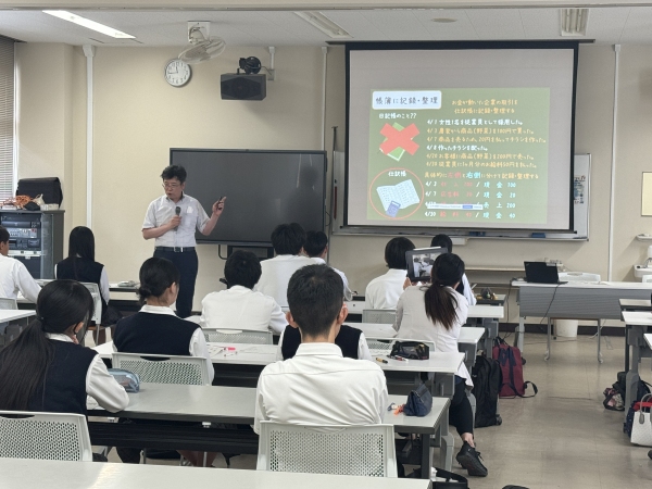 広島県立尾道商業高等学校での講演の様子