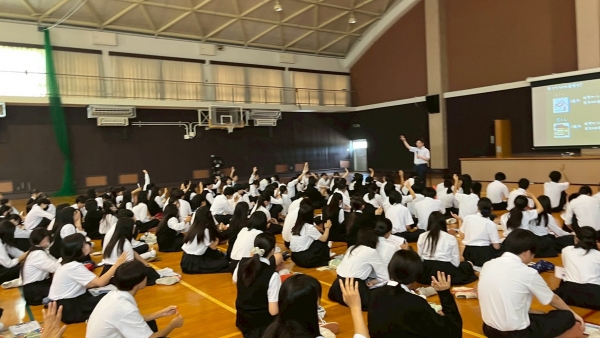 大阪府立鶴見商業高等学校での講演の様子