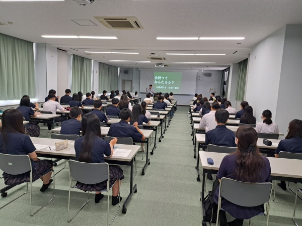 奈良県立商業高等学校での講演の様子