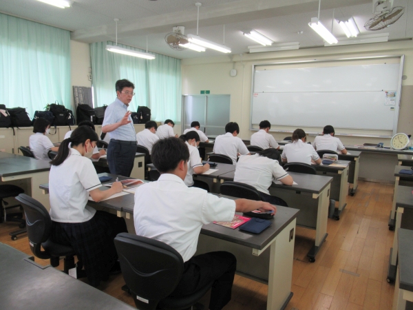 佐賀県立唐津商業高等学校での講演の様子