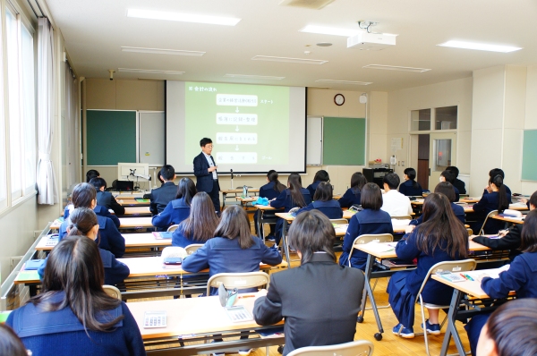 北海道函館商業高等学校での講演の様子