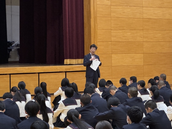 広島県立広島商業高等学校での講演の様子