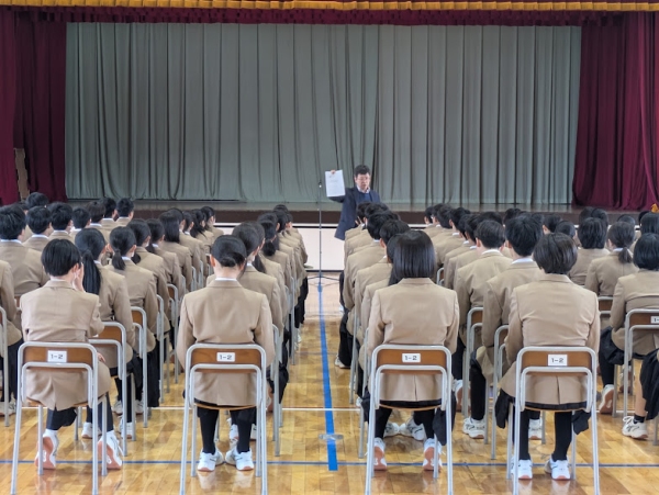 青森県立三沢商業高等学校での講演の様子
