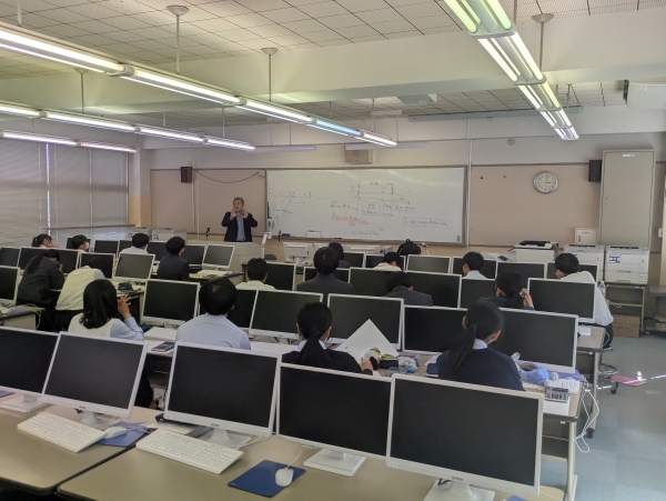 北九州市立高等学校(2年生)での講演の様子