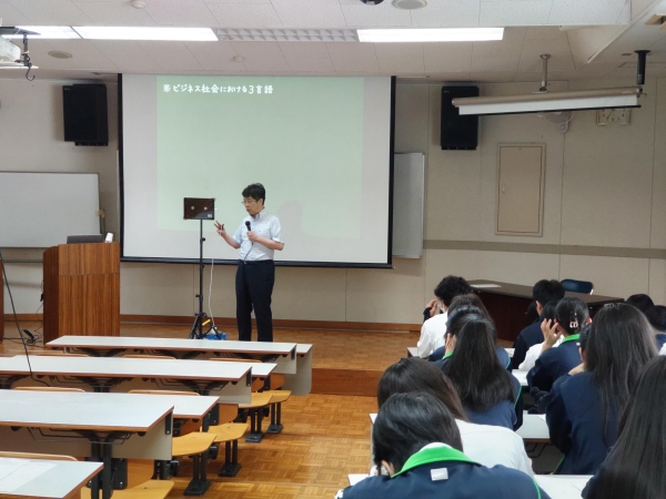 沖縄県立南部商業高等学校での講演の様子
