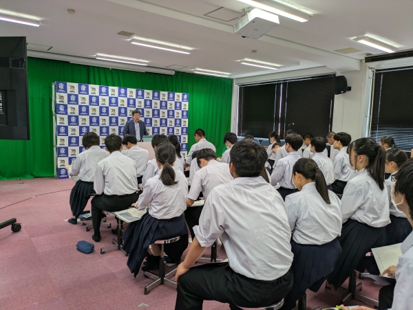 岐阜県立岐阜商業高等学校での講演の様子
