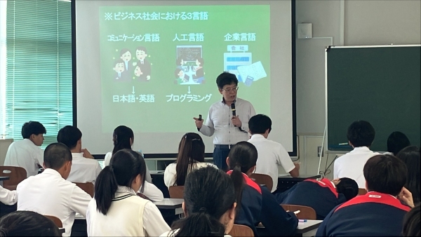 沖縄県立浦添商業高等学校での講演の様子