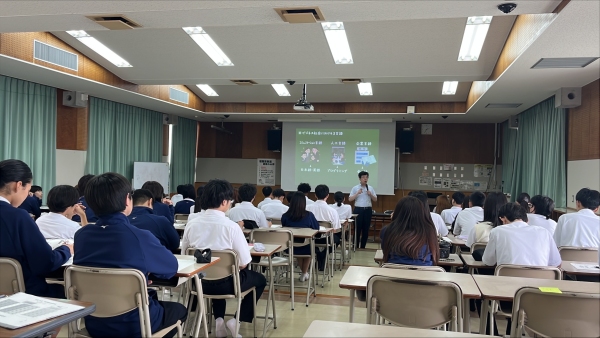 沖縄県立中部商業高等学校での講演の様子