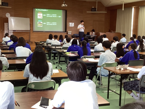 沖縄県立名護商工高等学校での講演の様子