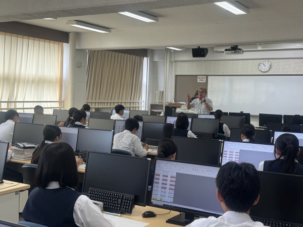 青森県立三沢商業高等学校での講演の様子